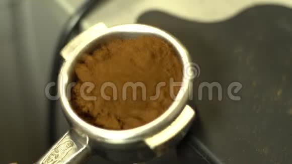 带有捣碎机和活塞便携式咖啡机的咖啡师视频的预览图