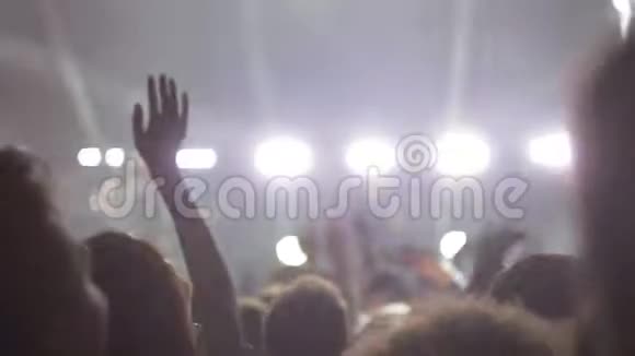 歌手在台上唱歌人们挥手视频的预览图