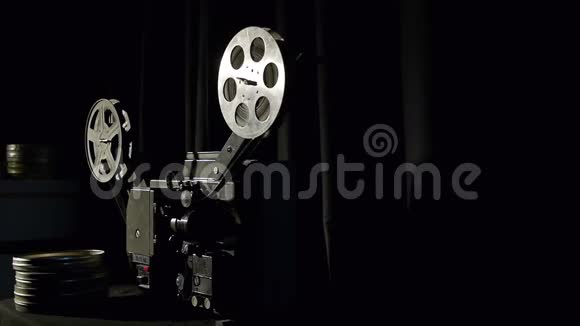 旧电影放映机在黑暗的房间里播放视频的预览图
