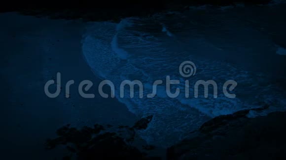 夜晚海滩上的巨浪视频的预览图