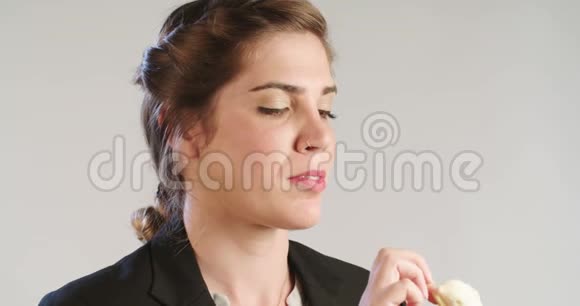 一个女人在白色的摄影棚里吃香蕉视频的预览图