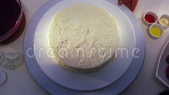 白色蛋糕放在两个旋转的盘子上手拿着玻璃碗放在上面视频的预览图