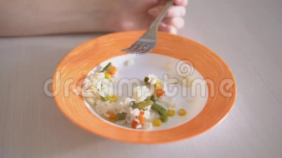 碗里放着蔬菜的米饭和橘子酱视频的预览图