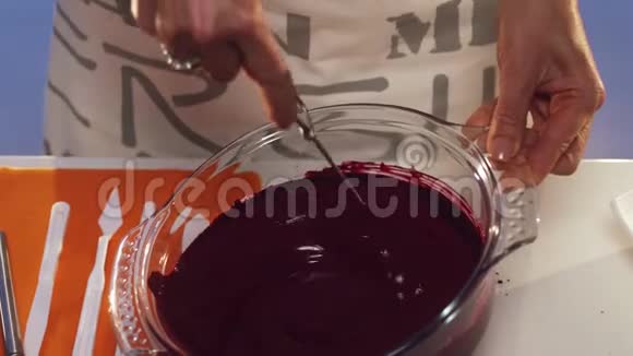 紫色物质在大圆形玻璃盘中得到手拂视频的预览图