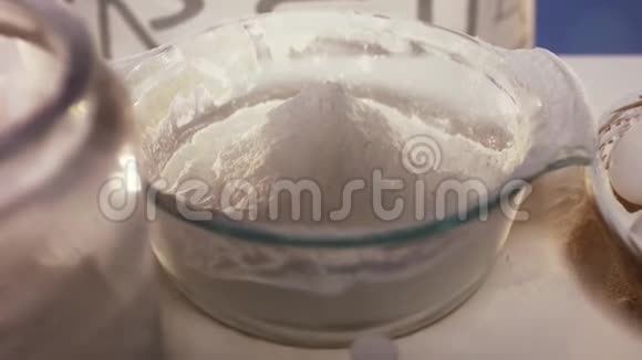 蛋清和蛋黄缓慢地滴入盛有面粉的玻璃大碟中视频的预览图