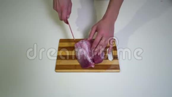 厨房特写镜头一个年轻的女人正在准备食物手的少女特写一个女人正在切新鲜的生肉视频的预览图
