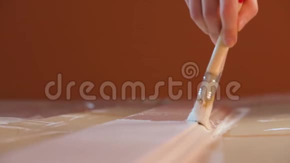 用画笔画木桌的女孩的手的特写视频视频的预览图