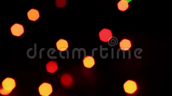 彩色波克与离焦花环圣诞灯离焦后台视频的预览图