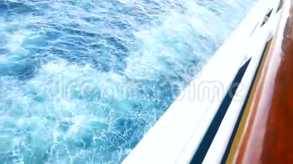 4K镜头循环乘风破浪帆船在波涛汹涌的蓝色海面上全速驶过海面视频的预览图