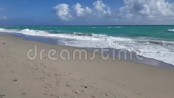 波浪降落在沙滩上视频的预览图