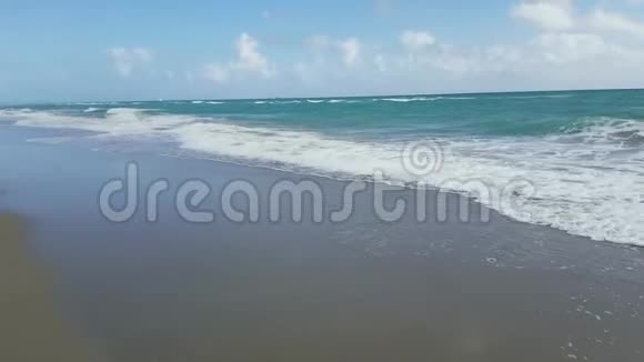 波浪降落在沙滩上视频的预览图