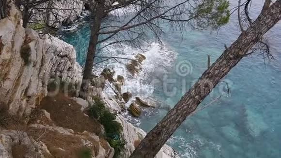 上景美丽的亚得里亚海景观清澈的大海层状岩石和美丽的自然景观视频的预览图