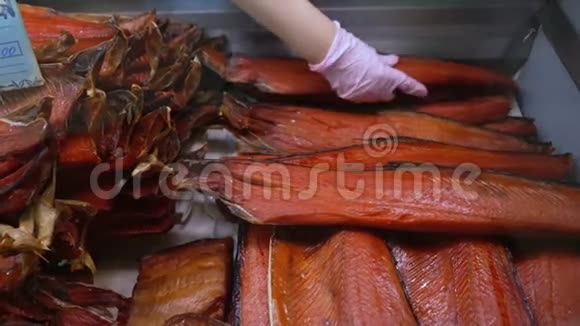 在鱼市柜台上展示熏咸红鲑鱼的特写镜头视频的预览图