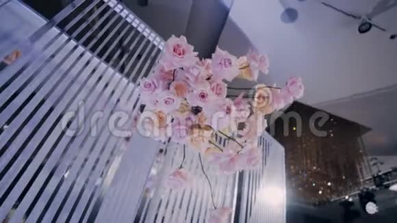 挂着花束婚礼装饰的一部分从左到右的视轴射击视频的预览图