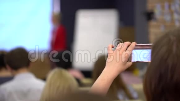 商务人士研讨会会议办公室培训理念女孩拍摄关于营销的演讲视频视频的预览图