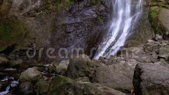 秋天的Makhuntseti瀑布落下来的水击在岩石上动作缓慢视频的预览图
