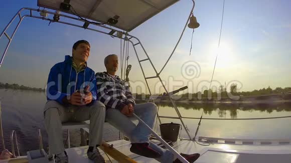 几个男人在河上游艇友谊爱好旅游视频的预览图