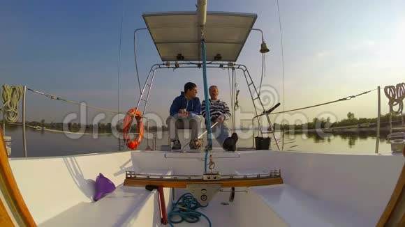 两个游艇司机坐着聊天游艇户外活动视频的预览图