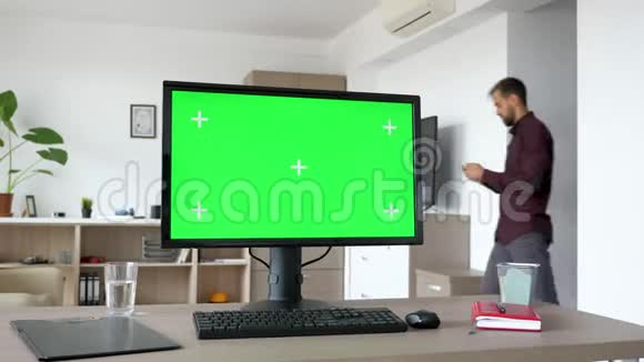 个人电脑与大屏幕绿色模拟桌上视频的预览图
