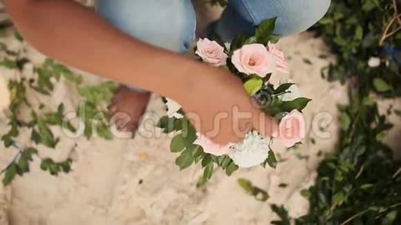 女花商用粉红玫瑰做漂亮的花束视频的预览图