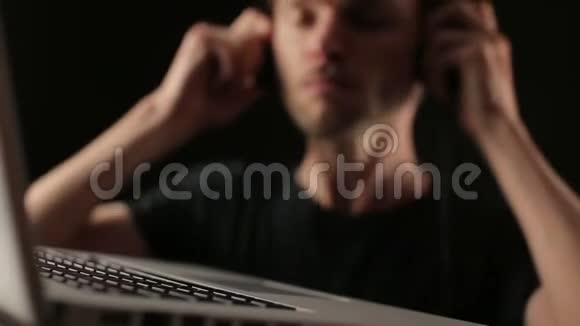 跳舞听手提电脑音乐视频的预览图