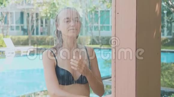 勇美女在游泳池室外慢动作淋浴视频的预览图