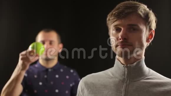 健康的生活方式男性青少年用新鲜的苹果视频的预览图
