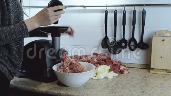 贴身的女人家里把牛肉猪肉和洋葱放进去侧维耶夫视频的预览图