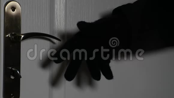 窃贼打开了房子的门视频的预览图