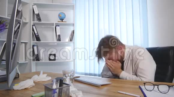 厌倦和过度工作的商人吃起药来头痛视频的预览图