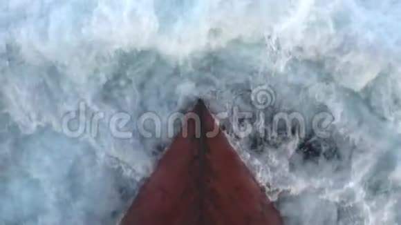 船生锈的船头撞击海浪船向前视频的预览图