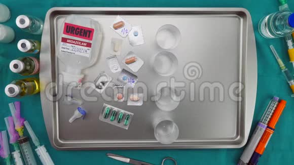 护士准备医院用药用注射器抽取肠外溶液视频的预览图