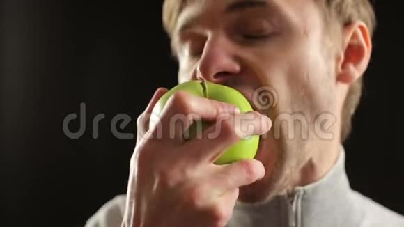 健康的生活方式男人咬鲜绿苹果视频的预览图