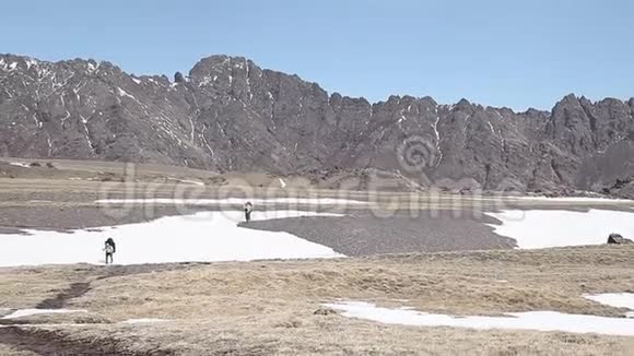 两个登山者穿过瓦利视频的预览图