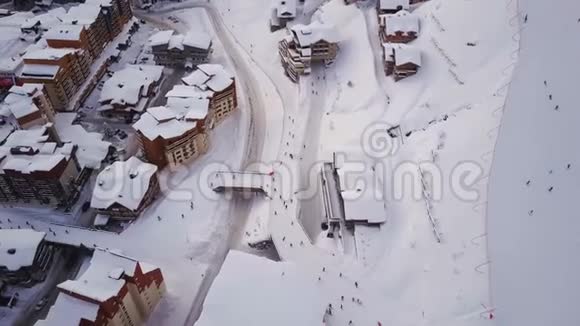滑雪场从天空的视野显示了许多积极的跑步和滑动滑雪者视频的预览图