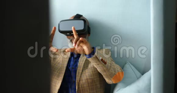 高级商人体验VR耳机4K4k视频的预览图