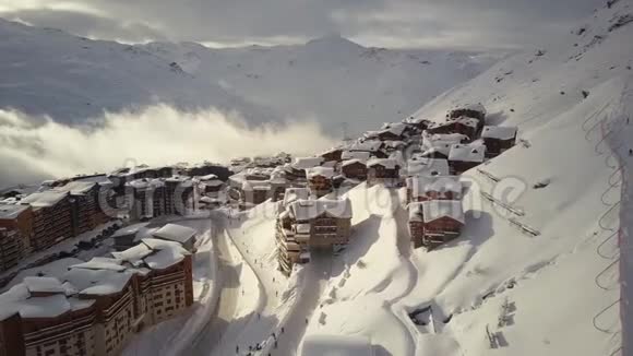 阳光明媚的冬日壮观的雪景覆盖了现代滑雪场视频的预览图