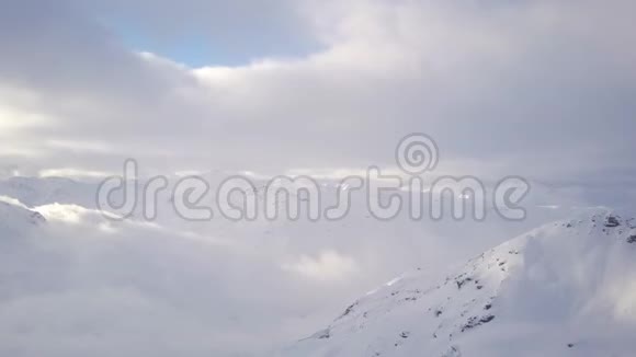 美丽的冬季景观环绕着小的现代滑雪胜地视频的预览图