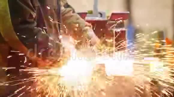 建筑工厂使用磨床的人打磨侧面的细节火焰闪耀视频的预览图