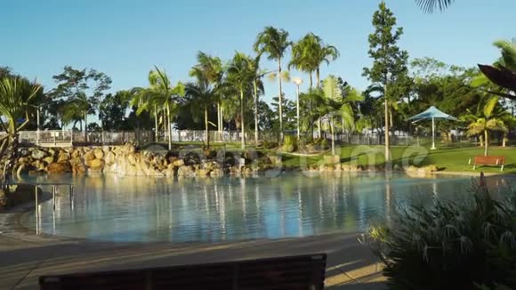 澳大利亚昆士兰麦凯蓝水泻湖游泳池视频的预览图