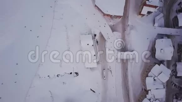 活动滑雪者和滑雪者在滑雪场地区移动的旋转视频视频的预览图