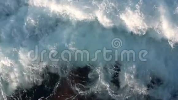 船红色生锈的船头撞击海浪船向前视频的预览图