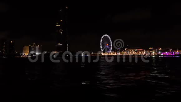 在河城夜景的船上视频的预览图