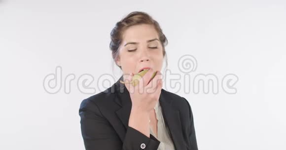 一个女人在白色的摄影棚里吃大梨视频的预览图
