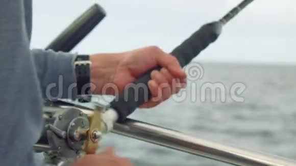 靠近游艇的视野他的双手在远洋游艇上钓鱼视频的预览图