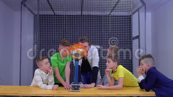 男孩子们在科学博物馆探索范德格拉夫发电机视频的预览图