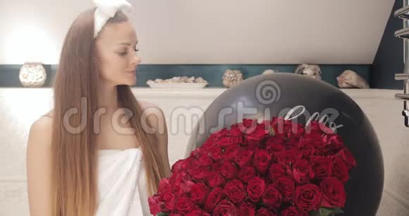 美丽的女孩带着红玫瑰花束和生日气球视频的预览图