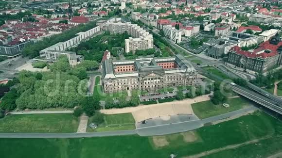 德国德累斯顿萨克斯斯塔茨米尼森或萨克森州财政部的鸟瞰图视频的预览图