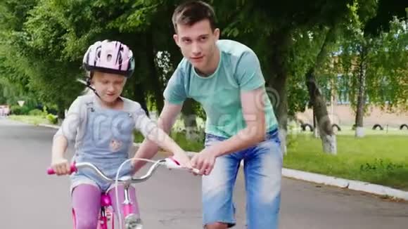 哥哥教妹妹骑自行车孩子的第一次成功视频的预览图