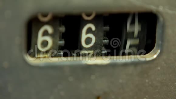 录音机里的旧盒式磁带计数器正在快速旋转视频的预览图